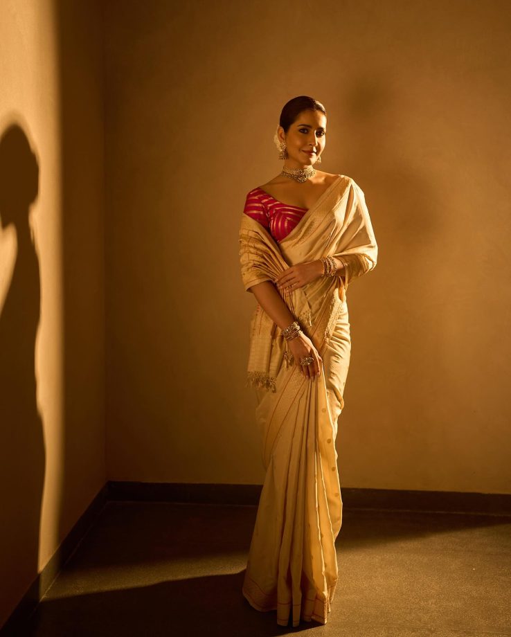 Raashi Khanna Channels Regal Grace in Silk and Tradition 972070