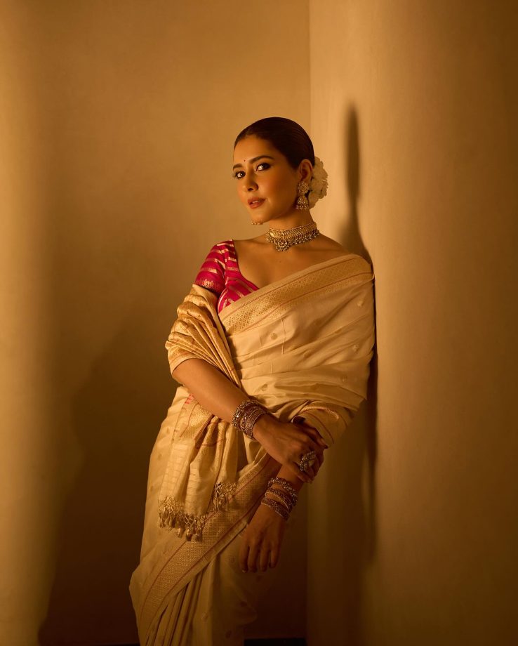 Raashi Khanna Channels Regal Grace in Silk and Tradition 972079