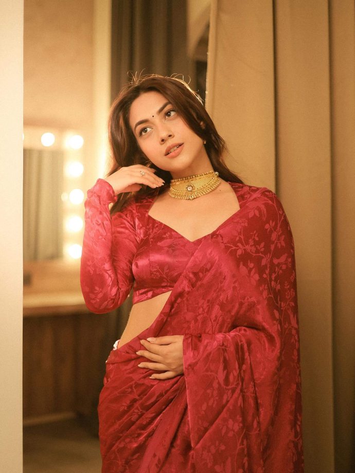 Reem Shaikh Gives Her Stunning Modern Satin Saree A Regal Touch With Gold Necklace - See Pics 973485