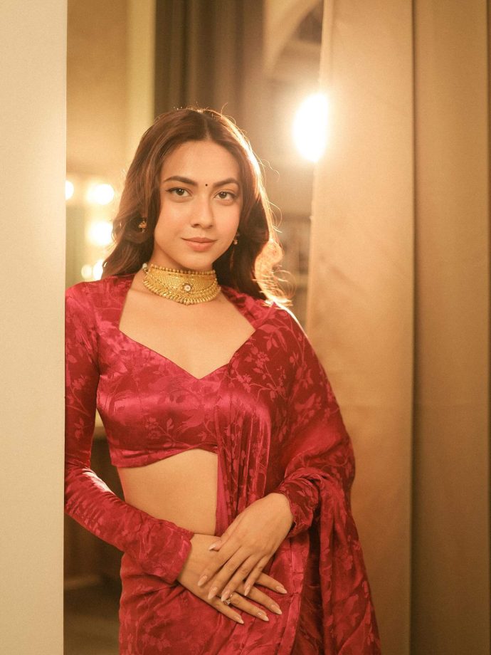 Reem Shaikh Gives Her Stunning Modern Satin Saree A Regal Touch With Gold Necklace - See Pics 973486