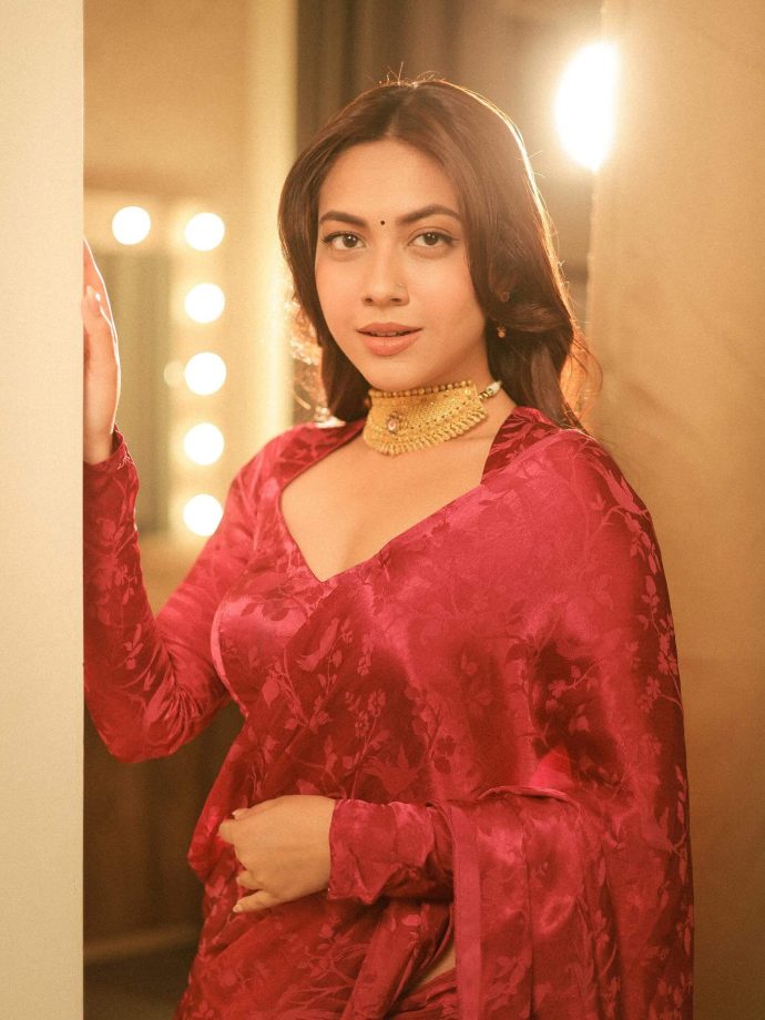 Reem Shaikh Gives Her Stunning Modern Satin Saree A Regal Touch With Gold Necklace - See Pics 973488