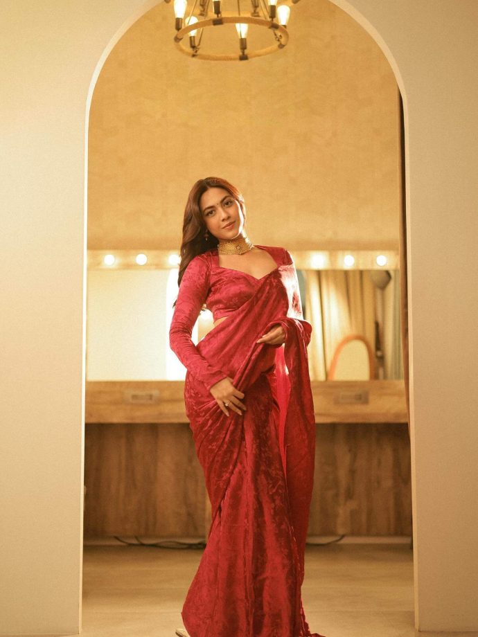 Reem Shaikh Gives Her Stunning Modern Satin Saree A Regal Touch With Gold Necklace - See Pics 973489