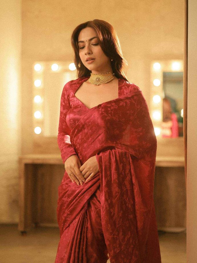 Reem Shaikh Gives Her Stunning Modern Satin Saree A Regal Touch With Gold Necklace - See Pics 973490
