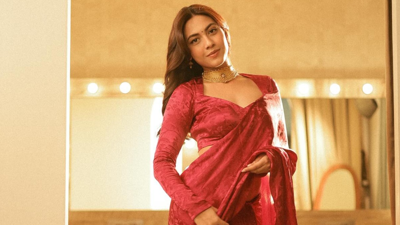Reem Shaikh Gives Her Stunning Modern Satin Saree A Regal Touch With Gold Necklace - See Pics 973492