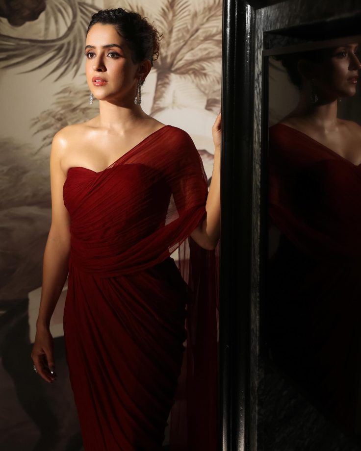 Sanya Malhotra Dazzles in a Perfect Blend of Saree and Glam 973699