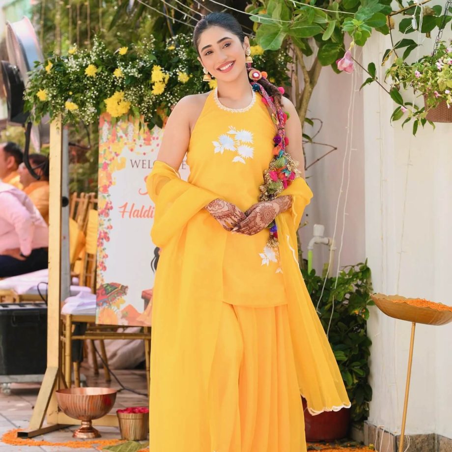 Shivangi Joshi Lights Up Sister's Haldi Ceremony — See Viral Photos & Video 971320