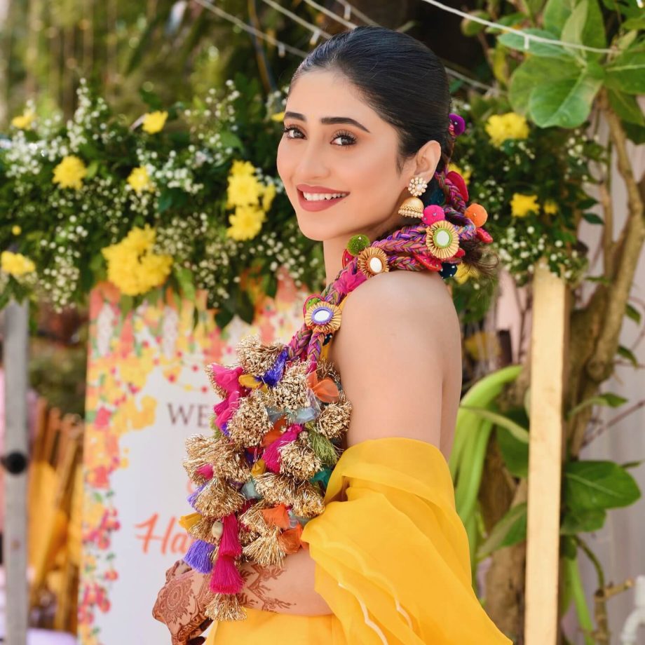 Shivangi Joshi Lights Up Sister's Haldi Ceremony — See Viral Photos & Video 971321