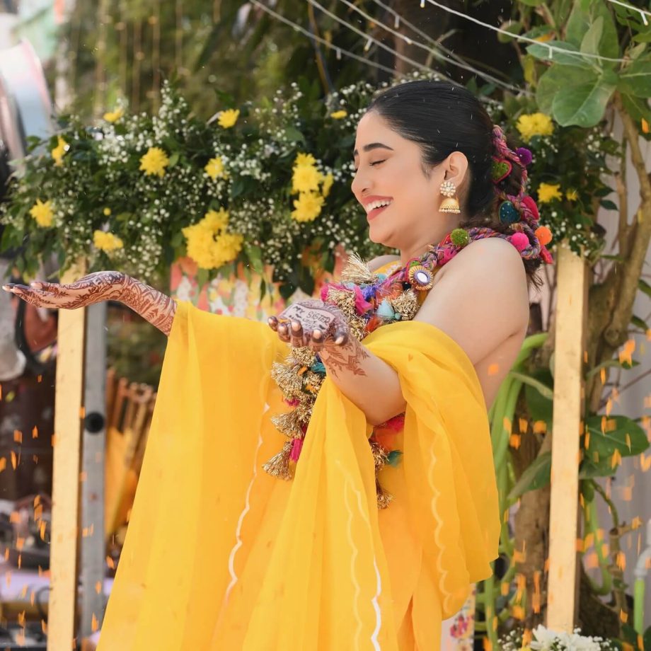 Shivangi Joshi Lights Up Sister's Haldi Ceremony — See Viral Photos & Video 971314