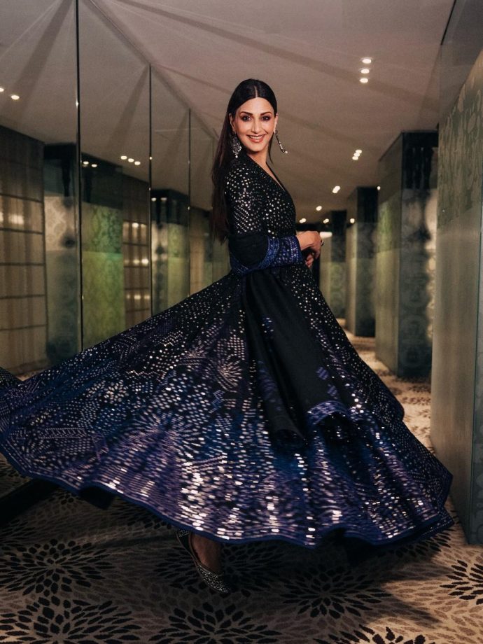 Sonali Bendre Elegantly Glows in Blue Anarkali 973724