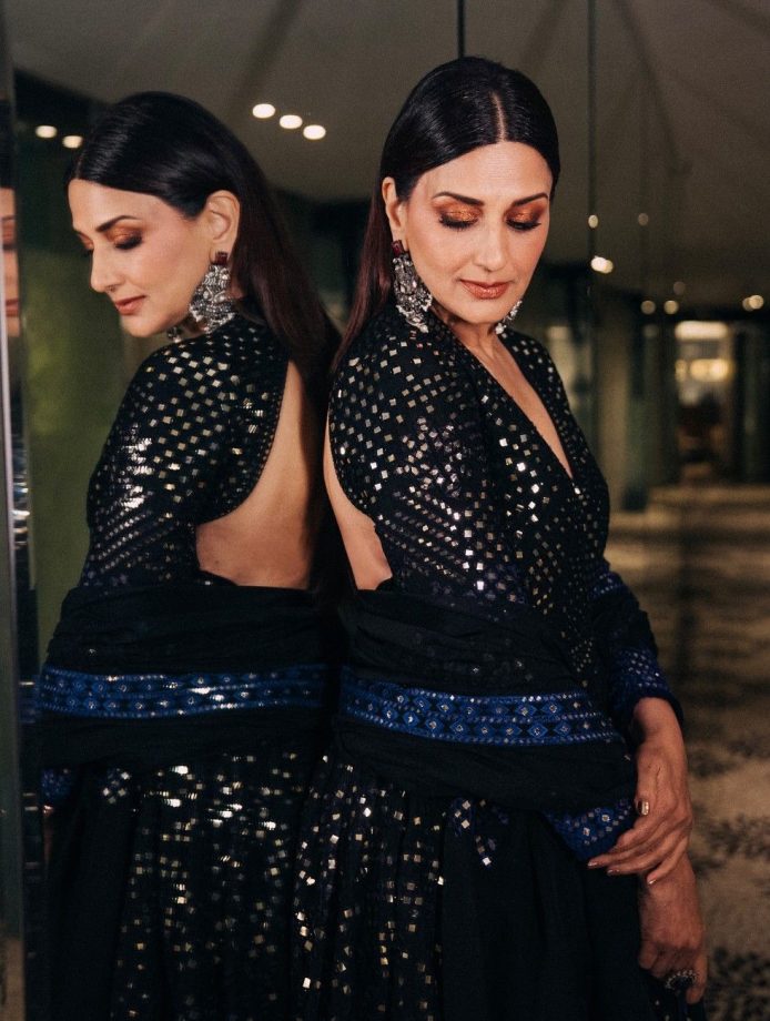 Sonali Bendre Elegantly Glows in Blue Anarkali 973725