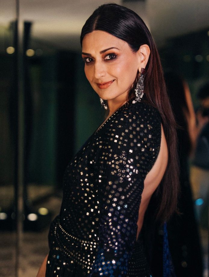 Sonali Bendre Elegantly Glows in Blue Anarkali 973726