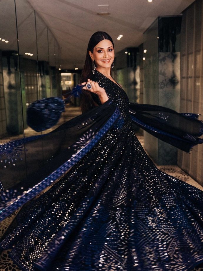 Sonali Bendre Elegantly Glows in Blue Anarkali 973727