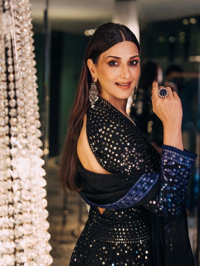 Sonali Bendre Elegantly Glows in Blue Anarkali 973728