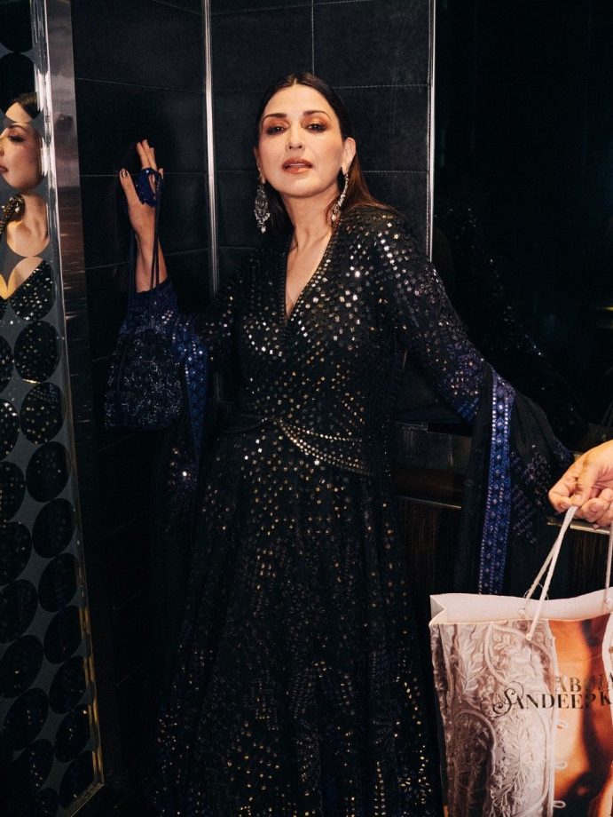Sonali Bendre Elegantly Glows in Blue Anarkali 973729