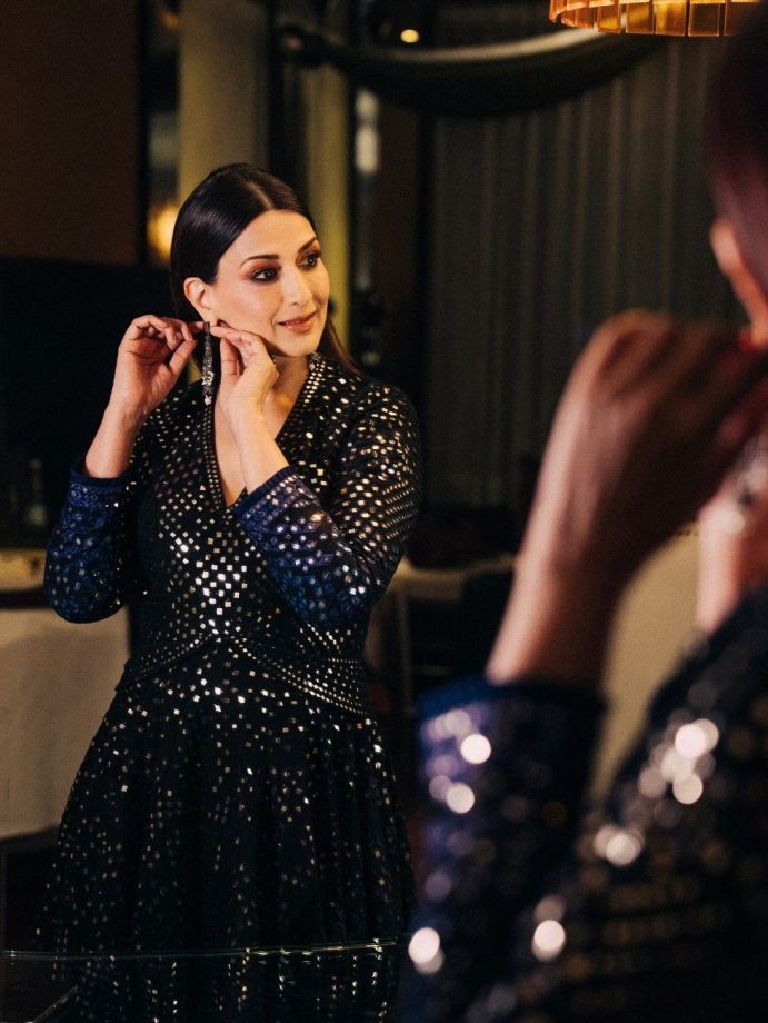 Sonali Bendre Elegantly Glows in Blue Anarkali 973730