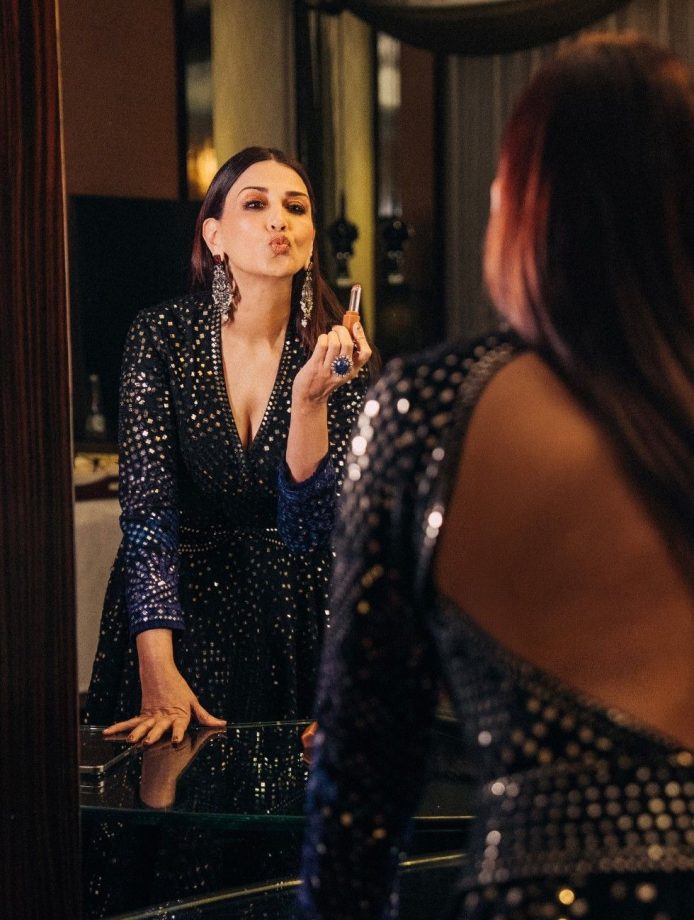 Sonali Bendre Elegantly Glows in Blue Anarkali 973731