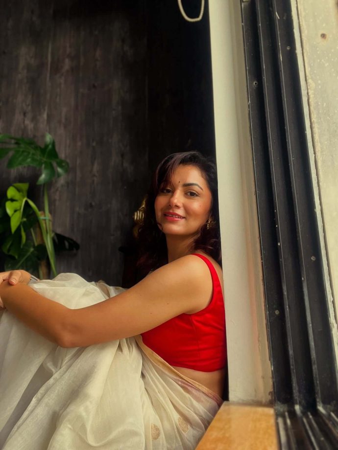 Sriti Jha Slaying in Strappy Deep Neck Blouse and Sheer Saree 970810
