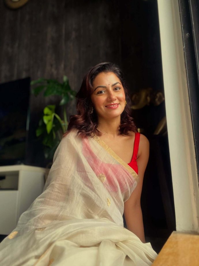 Sriti Jha Slaying in Strappy Deep Neck Blouse and Sheer Saree 970811