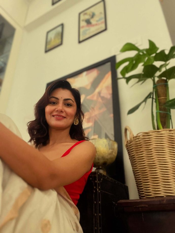 Sriti Jha Slaying in Strappy Deep Neck Blouse and Sheer Saree 970812