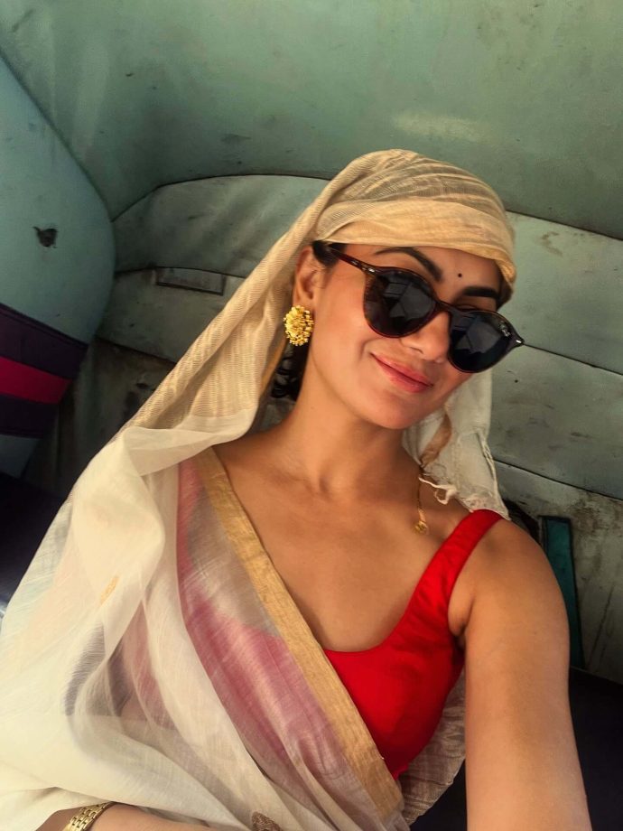Sriti Jha Slaying in Strappy Deep Neck Blouse and Sheer Saree 970813