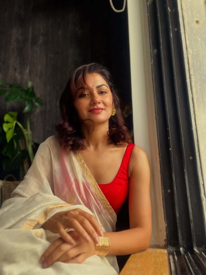 Sriti Jha Slaying in Strappy Deep Neck Blouse and Sheer Saree 970809