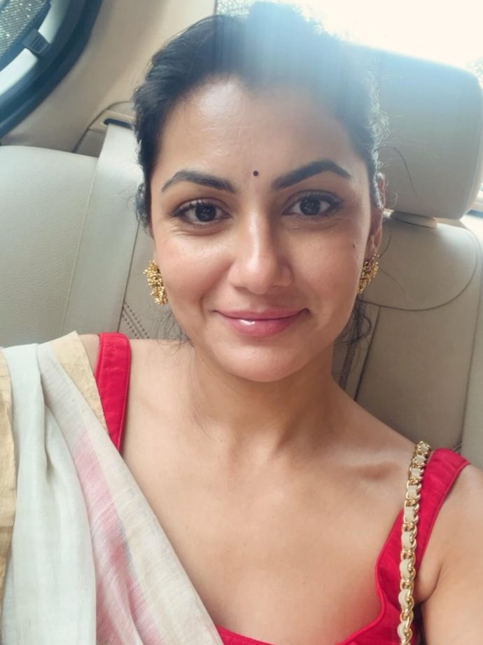 Sriti Jha Slaying in Strappy Deep Neck Blouse and Sheer Saree 970815