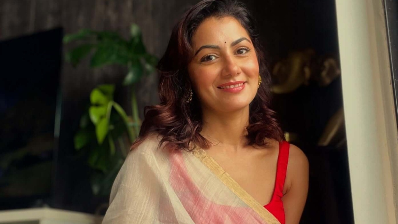 Sriti Jha Slaying in Strappy Deep Neck Blouse and Sheer Saree 970816