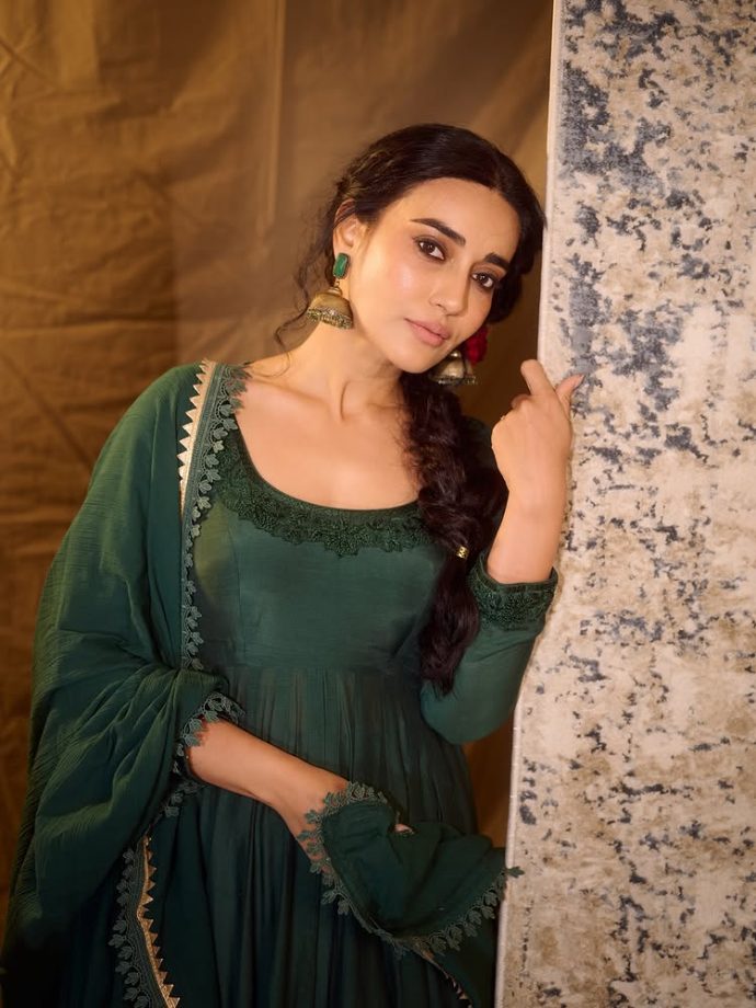 Surbhi Jyoti Radiates Ethnic Elegance in a Regal Green Ensemble 971112