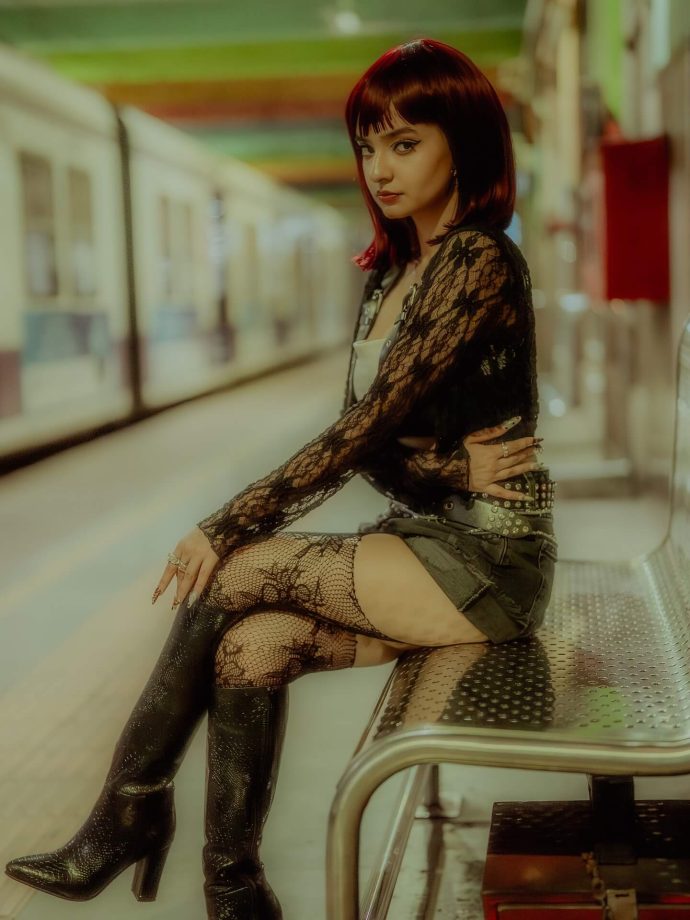 Anushka Sen Channels Edgy Glam in New Chameleon-Themed Look 977164