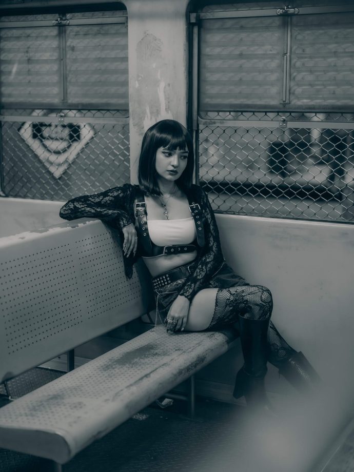 Anushka Sen Channels Edgy Glam in New Chameleon-Themed Look 977165