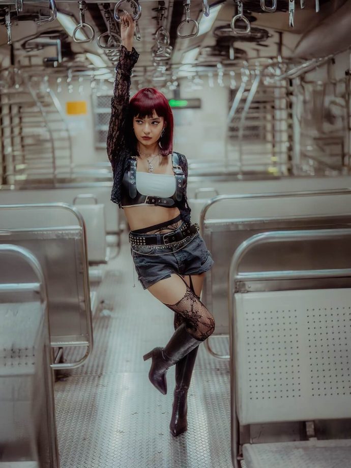 Anushka Sen Channels Edgy Glam in New Chameleon-Themed Look 977167