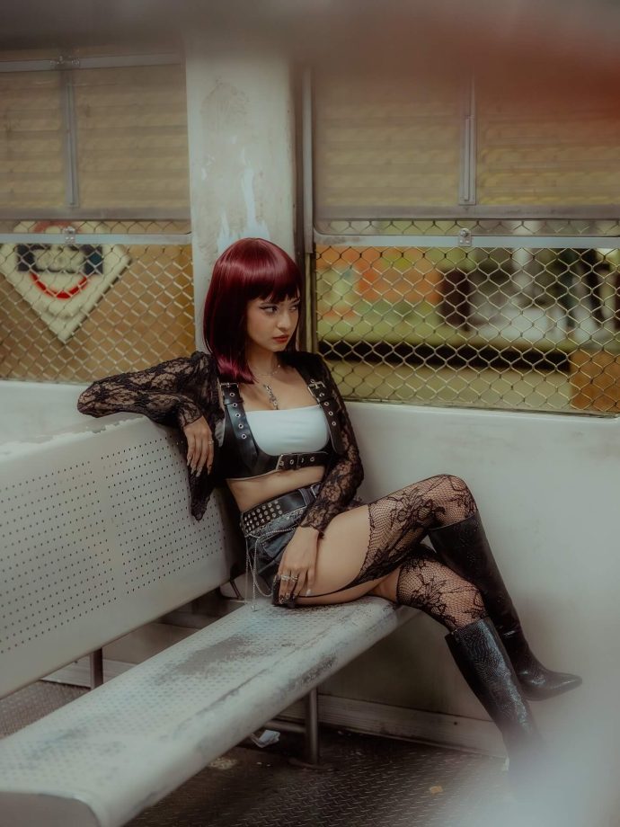 Anushka Sen Channels Edgy Glam in New Chameleon-Themed Look 977156