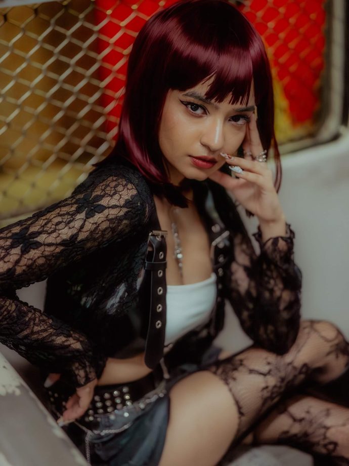 Anushka Sen Channels Edgy Glam in New Chameleon-Themed Look 977157