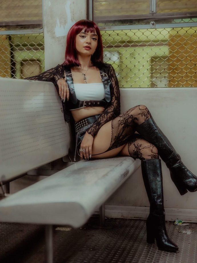 Anushka Sen Channels Edgy Glam in New Chameleon-Themed Look 977160