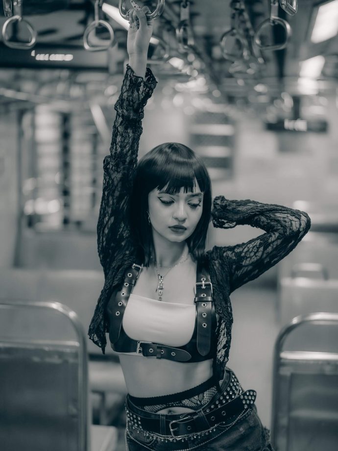 Anushka Sen Channels Edgy Glam in New Chameleon-Themed Look 977161