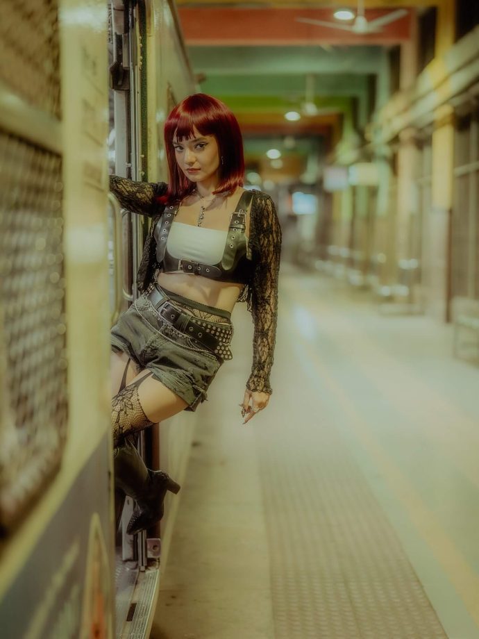 Anushka Sen Channels Edgy Glam in New Chameleon-Themed Look 977162