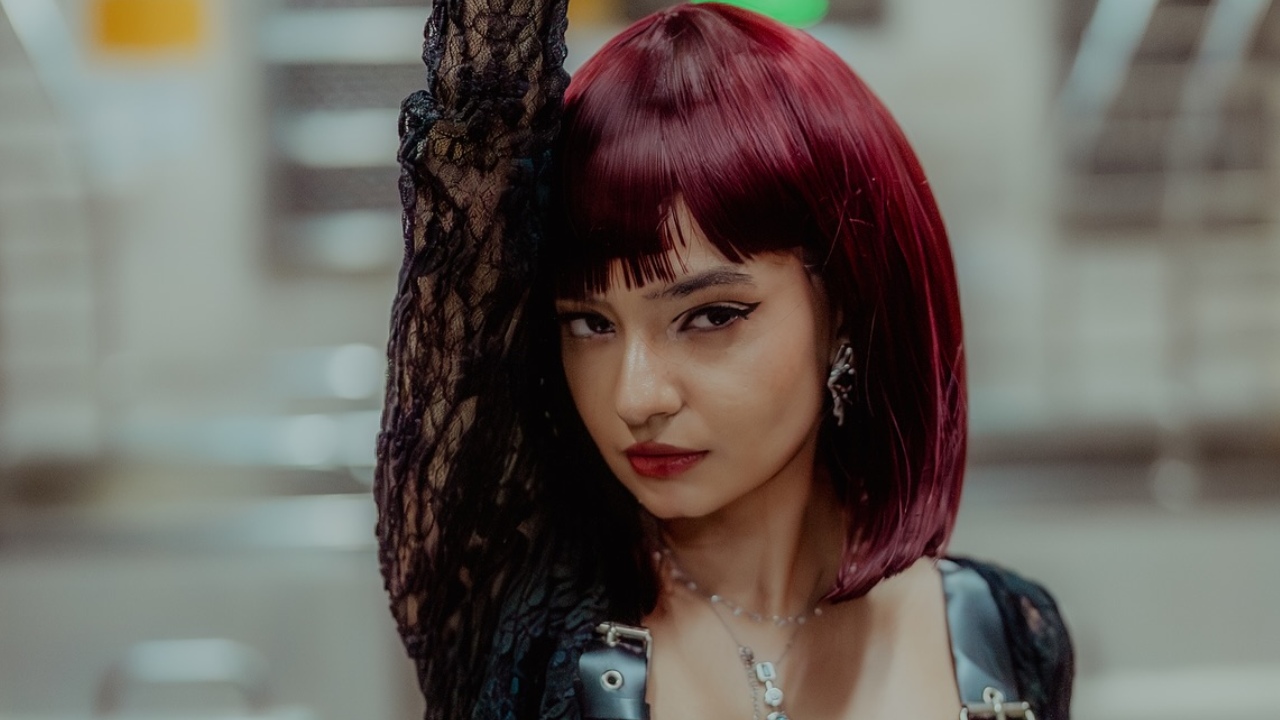 Anushka Sen Channels Edgy Glam in New Chameleon-Themed Look 977153