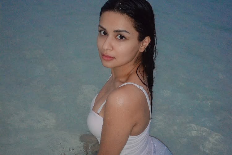 Avneet Kaur Makes Waves in White 975510