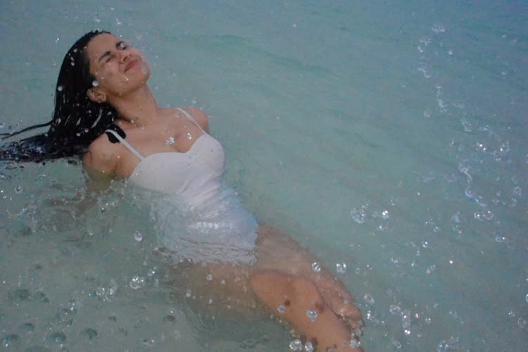 Avneet Kaur Makes Waves in White 975511