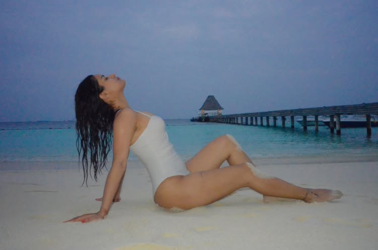 Avneet Kaur Makes Waves in White 975512