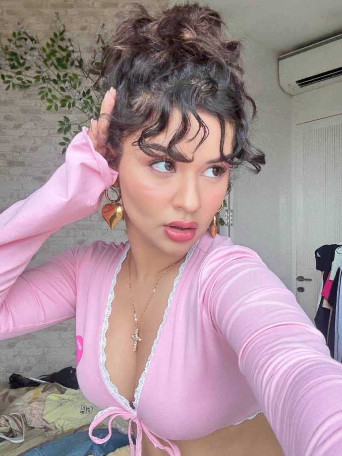 Avneet Kaur’s Pink Pop Look Is Pure Gen Z Energy 976080