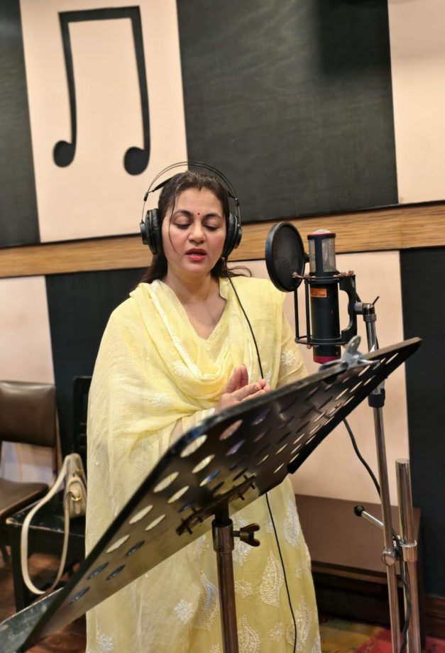 Bengal Superstar Jeet’s Wife Mohna Madnani Makes a Graceful Singing Debut with “Om Jai Jagdish Hare” 976173