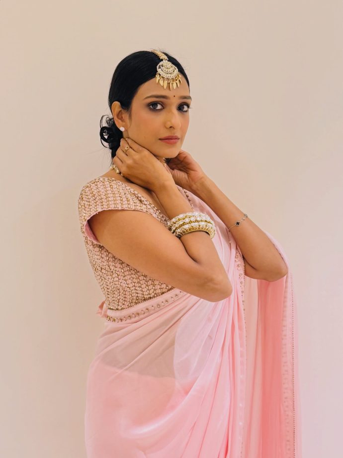 Bhagya Lakshmi's Aishwarya Khare Spreads Magic In Pink Saree, Her Heartwarming Smile Steals Hearts 977573