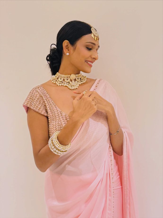 Bhagya Lakshmi's Aishwarya Khare Spreads Magic In Pink Saree, Her Heartwarming Smile Steals Hearts 977575