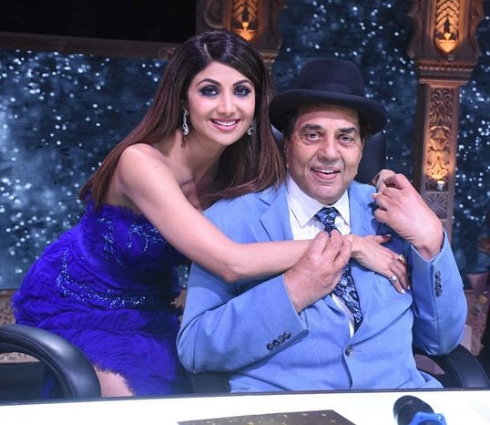 Bollywood Mourns Dharmendra's Demise: Kareena, Kajol, Ananya, To Kapil & Suniel Shetty Pen Emotional Tributes 977415