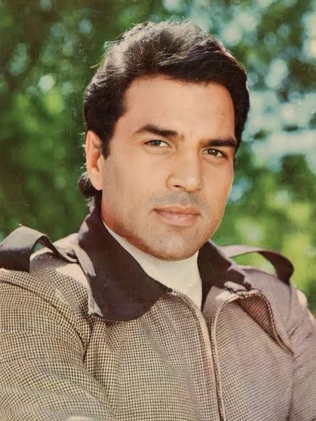 Bollywood Mourns Dharmendra's Demise: Kareena, Kajol, Ananya, To Kapil & Suniel Shetty Pen Emotional Tributes 977416