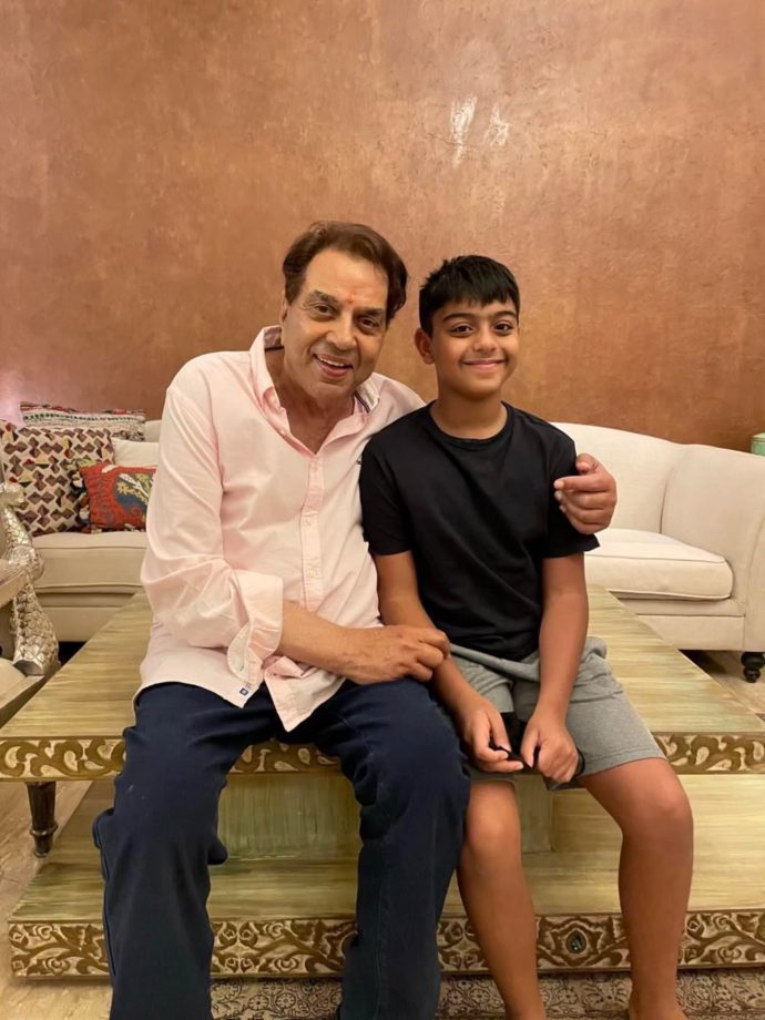 Bollywood Mourns Dharmendra's Demise: Kareena, Kajol, Ananya, To Kapil & Suniel Shetty Pen Emotional Tributes 977417