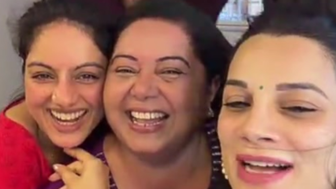 Deepika Singh Reunites With Diya Aur Baati Hum Co-stars Neelu Vaghela & Kanika Maheshwari For Family Function 975734