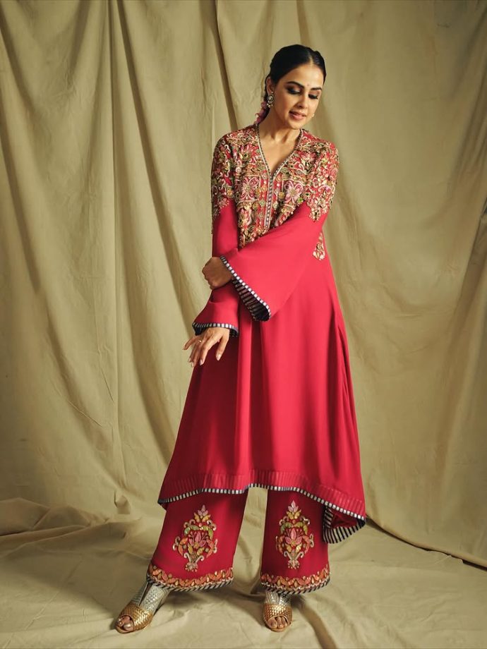 Genelia Deshmukh Radiates Traditional Charm in Vibrant Festive Ensemble 974647