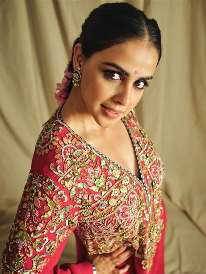 Genelia Deshmukh Radiates Traditional Charm in Vibrant Festive Ensemble 974649